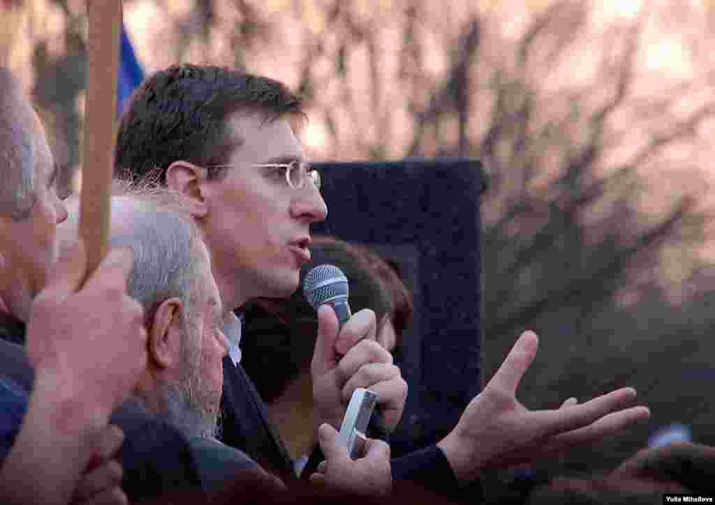 Primarul Chirtoaca vorbeste la demonstratia din piata Marii Adunari Nationale