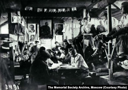 Ол тоқтаусыз сорып жатыр Жақында қынапты жалау порно