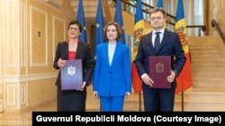 Comisarul european pentru extindere, Marta Kos (stânga), președinta Maia Sandu și premierul Dorin Recean, după semnarea scrisorii de intenție privind strategia cuprinzătoare pentru independența și reziliența energetică a R. Moldova, Chișinău, 4 februarie.