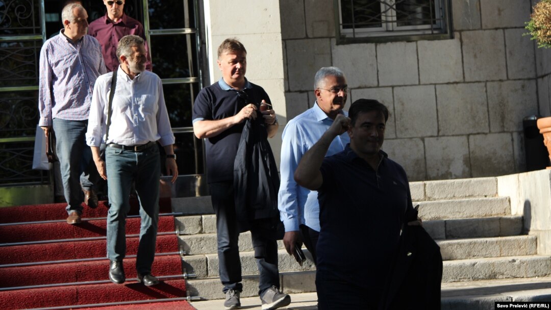 Nebojša Medojević i poslanici Demokratskog fronta napuštaju zgradu Skupštine Crne Gore nakon višednevnog boravka 