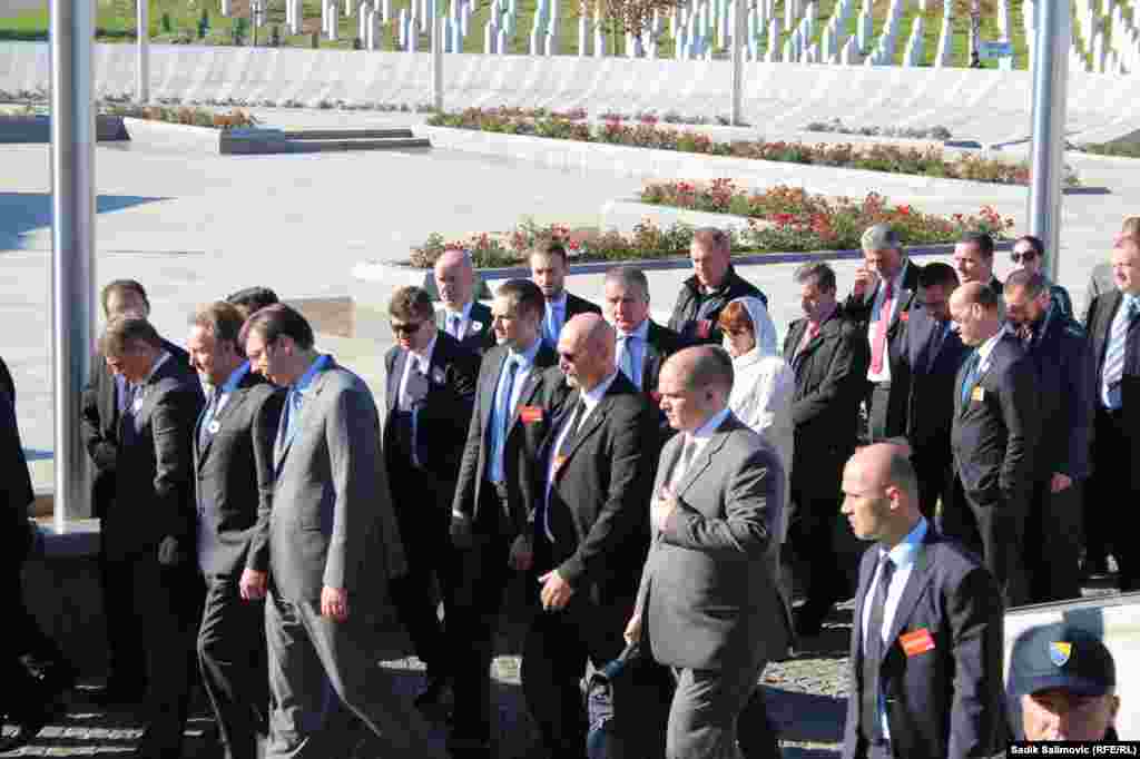 Premijer Srbije Aleksandar Vučić, član Predsjedništva BiH Bakir Izetbegović, premijer RS Milorad Dodik i predsjednik Opštine Srebrenica Ćamil Duraković u Memorijalnom centru Potočari. &nbsp;