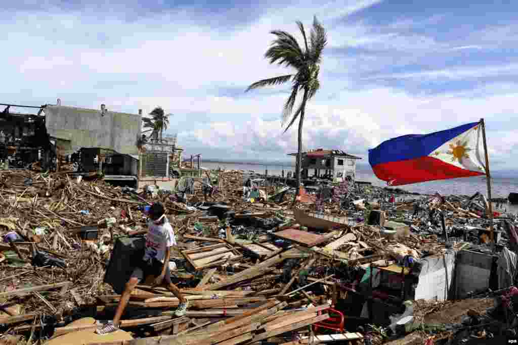 Число филиппинцев, ставших беженцами из-за урагана &laquo;Хайян&raquo;, достигло трёх миллионов человек. В провинции Лейте более 356 тысяч человек продолжают находиться в эвакуационных центрах. Из-за урагана, по данным властей страны, погибли свыше 3,5 тысячи человек, ранено более 12 тысяч и 1186 человек пропали без вести.