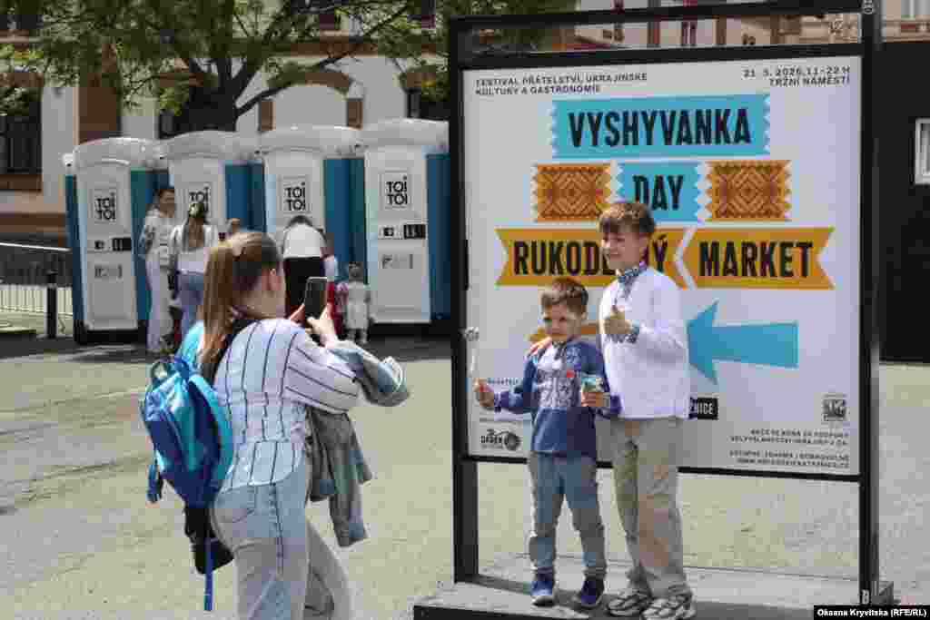 Діти позують для фото біля афіші фестивалю Vyshyvanka Day