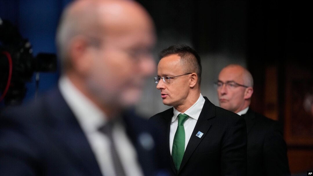 Liderii NATO transmit mereu mesajul unității între aliați. Ungaria și Turcia sunt, însă, printre statele membre care fac, nu o dată, notă discordantă. Foto: Ministrul de Externe al Ungariei, Peter Szijjarto, la reuniunea de la București.