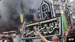 Shi'ite Muslims protest after the bomb blast in Karachi.
