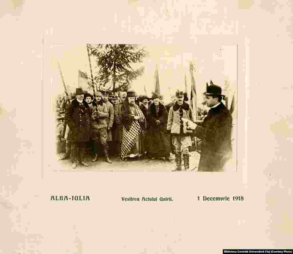 1 Decembrie 1918, Alba-Iulia. Episcopul greco-catolic, Iuliu Hossu, citind Proclamația de Unire a Transilvaniei cu Regatul României în fața mulțimii. În imagine apare și mitropolitul ortodox, Miron, viitorul Patriarh al României Unite. Bisericile greco-catolică și ortodoxă au avut un rol decisiv în realizarea programului național românesc și de asemenea în organizarea plebiscitului și adunarea delegaților care au votat Unirea la Alba Iulia.