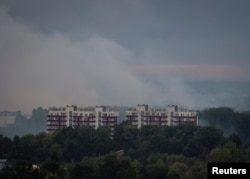 Дим від пожеж, що виникли у місцях російських ударів по Львову. 5 жовтня 2025 року