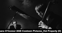 Андерс Даниельсен Ли в роли Билла Эванса