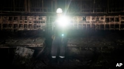 Працівник освітлює операційну, яка була зруйнована російською ракетною атакою на електростанції ДТЕК в Україні, 2 квітня 2024 року