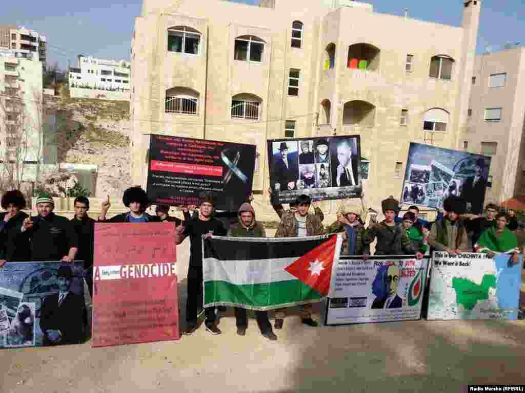 Урдунерчу Оьрсийчоьнан векалтна хьалха нохчаша а, чергазаша а хIоттийна гулам. Бакир Хьамидан сурт.