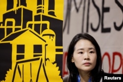  Активистка взе участие в митинг с искане за по-категорични решения от представителите на страните от Организация на обединените нации, които вземат участие в COP29 в Баку, 16 ноември 2024 година 