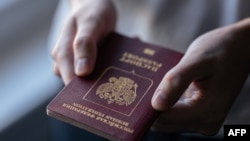 5 ноября президент России Владимир Путин подписал «Указ 821», обязывающий подписывать контракт с армией РФ всех, кто претендует на получение вида на жительство или гражданства в России