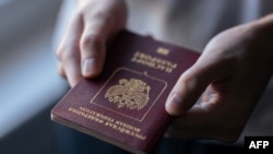 Ruski državljanin drži pasoš te zemlje u rukama tokom intervjua sa novinarom agencije AFP u Srbiji, Beograd, 1. februar 2024. 