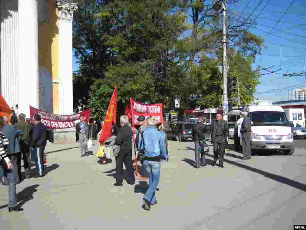 Неподалеку дежурила машина скорой помощи. Столкновения коммунистов и националистов в этот день в Симферополе «традиционные». Бывало, доходило и до драки. На этот раз обошлось небольшой потасовкой с милицией. КУН-овцы так на публику и не вышли.