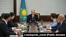 Қазақстан президенті Қасым-Жомарт Тоқаев (ортада) Құрылтайдағы саяси партиялар фракциялар жетекшілерімен кездесіп отыр. Астана, 31 тамыз, 2026 жыл.