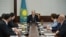 Қазақстан президенті Қасым-Жомарт Тоқаев (ортада) Құрылтайдағы саяси партиялар фракциялар жетекшілерімен кездесіп отыр. Астана, 31 тамыз, 2026 жыл.