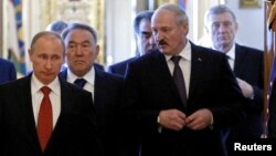 Владимир Путин - президент России, Александр Лукашенко - президент Беларуси (на переднем плане) и президент Казахстана - Нурсултан Назарбаев. 