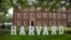 Un semn cu inscripția „Harvard” este vizibil în campusul universității din Boston, Massachusetts.