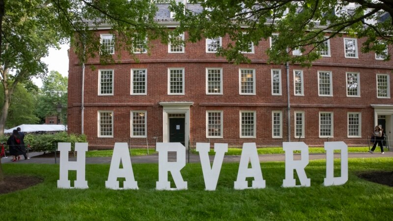 Trump interzice accesul noilor studenți străini la Harvard. Universitatea reacționează dur