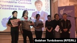 Жеңүүчүлөрдү сыйлоо учурунда Улан Эгизбаевдин апасы Жыпаргүл Сариева сүйлөп жаткан учур. 