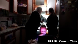 Viața continuă în frig și întuneric, în timp ce Ucraina se confruntă cu penele de energie electrică