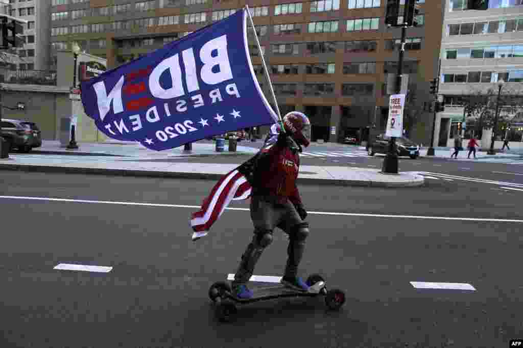Подржувач на новиот американски претседател Џо Бајден низ улиците на Вашингтон