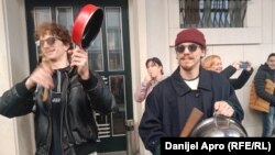 Početak sednice studenti su dočekali lupanjem u bubnjeve i šerpe i duvanjem u pištaljke