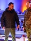 Президент України Володимир Зеленський і головнокомандувач ЗСУ Олександр Сирський (праворуч) на виставці українських безпілотників-ракет «Пекло» у День Збройних сил України. Київ, 6 грудня 2024 року