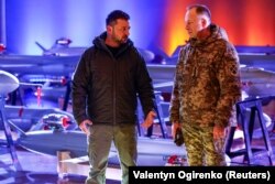 Президент Украины Владимир Зеленский и главнокомандующий ВСУ Александр Сырский (справа) на выставке украинских беспилотников-ракет «Пекло» («Ад») в День Вооруженных сил Украины. Киев, 6 декабря 2024 годам