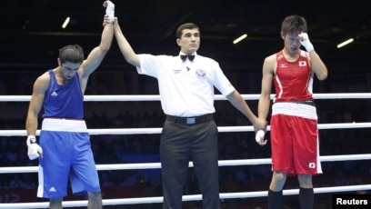 U mushukni yalaydi va pees qiladi. Rus gozalidan minat