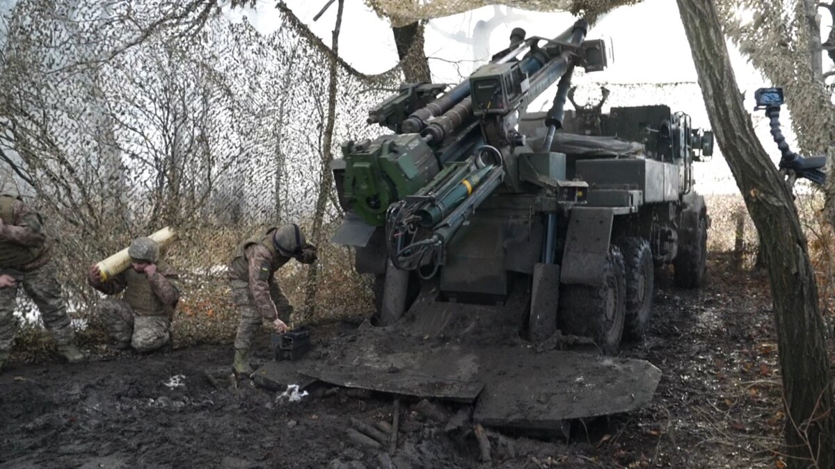 Бойовий розрахунок «Цезаря» веде вогонь по піхоті армії РФ