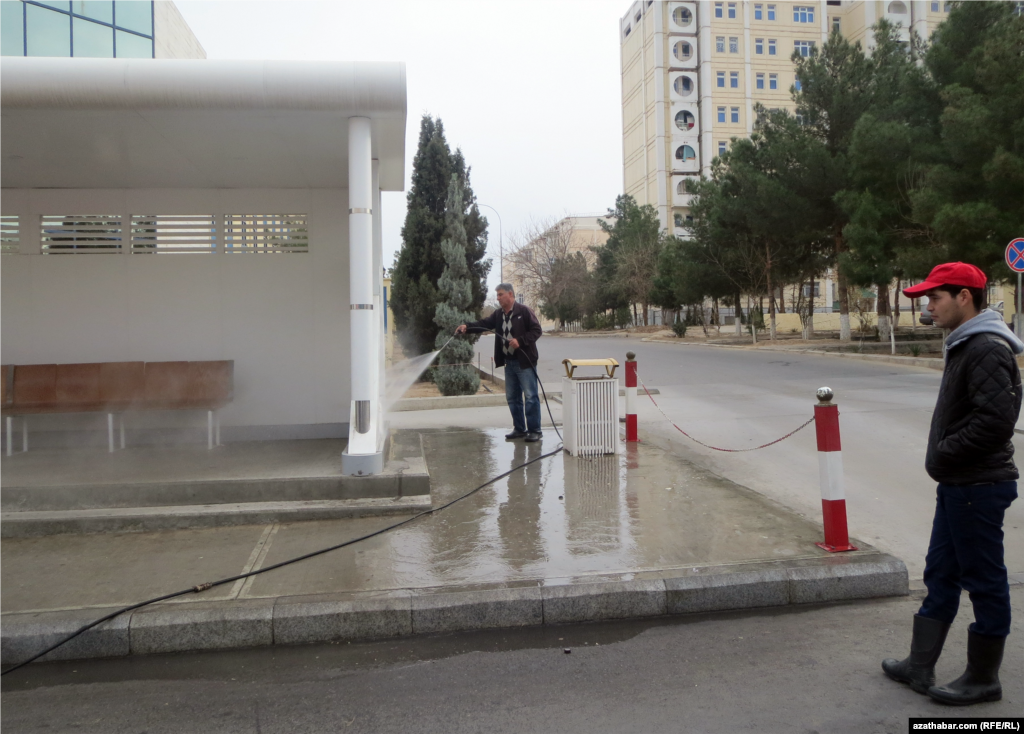 Aşgabadyň Nurmuhammet Andalyp köçesiniň ugrundaky awtobus duralgalarynyň birinde arassaçylyk işleri geçirilýär.