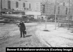 Saharov pe o stradă pustie din Gorki (astăzi, Nijni Novgorod), la câteva săptămâni după ce a fost deportat. Februarie, 1980.