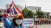 Aktivistica u Bangkoku drži transparent s porukom: "Ničija zemlja je tajlandska granica Tajlanda", na protestu ispred ambasade Kambodže, 6. juna, nakon nedavnog sukoba na tajlandsko-kambodžanskoj granici 28. maja 2025.