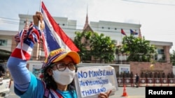 Aktivistica u Bangkoku drži transparent s porukom: "Ničija zemlja je tajlandska granica Tajlanda", na protestu ispred ambasade Kambodže, 6. juna, nakon nedavnog sukoba na tajlandsko-kambodžanskoj granici 28. maja 2025.