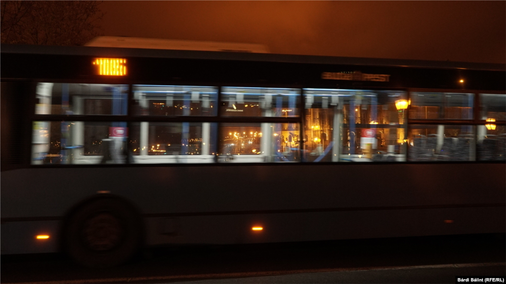 Egy üres busz hajt fel a Lánchídra.