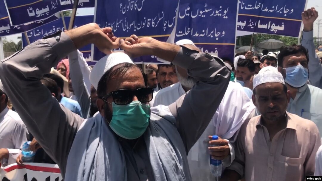 په مې میاشت کې د خیبر پښتونخوا د پوهنتونونو استادانو او کارکوونکو هم د تنخاګانو زیاتولو لپاره مظاهرې کړې وې - د ارشیف انځور. 