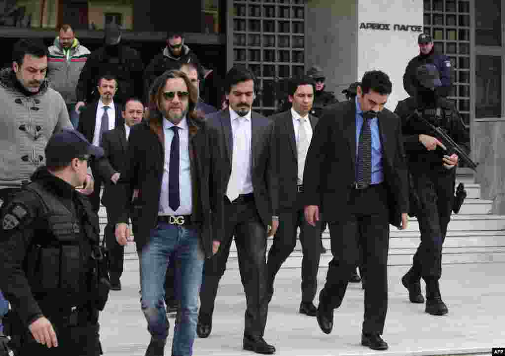 ГРЦИЈА - Грчкиот Совет, највисока судска административна инстанца во таа земја, го потврди статусот политички бегалци за двјаца турски офицери кои пребегаа во Грција по неуспешниот воен удар. Советот ги отфрли жалбите на владата во Атина која се противела на одлуката за азил. Во согласност со грчките закони, одлуката на Советот за двајцата офицери ќе се однесува и на останатите офицери кои ден по неуспешниот пуч во јули 2016 година со хеликоптер пребегаа во Грција.