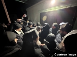 Imagine distribuită de Episcopia de Ungheni și Nisporeni cu puțin timp înainte de a rupe cordonul poliției și de a intra în biserica din Dereneu. Marți, 10 februarie 2026