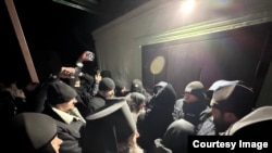 Imagine distribuită de Episcopia de Ungheni și Nisporeni surprinsă cu puțin timp înainte ca un grup de preoți și enoriași să rupă cordonul Poliției și să intre cu forța în biserica din Dereneu. Marți, 10 februarie 2026.