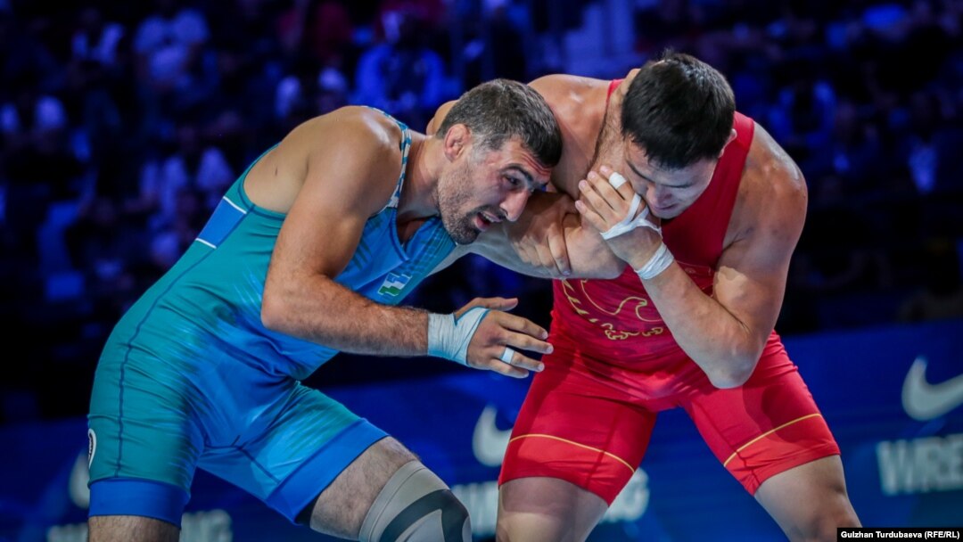 Атабек Азисбеков (кызыл кийимчен) менен өзбек балбаны Рустам Ассакалов Дүйнө чемпионатынын коло байгеси үчүн күрөшүп жаткан учур. Казакстан, Нур-Султан шаары. 16-сентябрь, 2019-жыл.