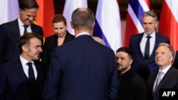 Poză de grup la Berlin, la întâlnirea emisarilor Casei Albe cu președintele ucrainean, dar și cu alți lideri europeni, pe 15 decembrie 2025