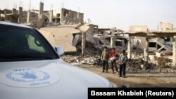 Илустрација: Деца покрај урнатини во Сирија