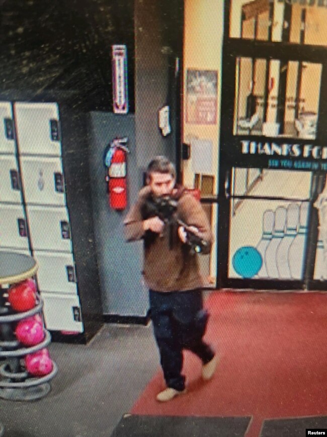 Një fotografi nga kamerat vëzhguese, e publikuar nga zyra e sherifit në Luiston, Maine, shfaqin një burrë me një pushkë në dorë më 25 tetor 2023.