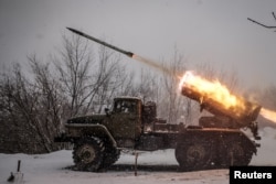 Українські Сили оборони ведуть вогонь по російських позиціях під Часовим Яром. Донеччина. Україна, 15 лютого 2025 року