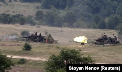 Болгарські підрозділи ведуть вогонь під час спільних військових навчань з Румунією та Грецією. Червень 2021 року