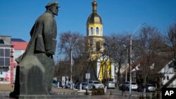 Monumentul lui Vladimir Lenin văzut în centrul orașului Comrat, martie 2022.