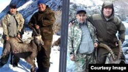 Кадамдай районундагы прокурордун орун басары Алтынбек Акимбаев (оңдо) менен шеригинин сүрөттөрү интернетке тарады. 