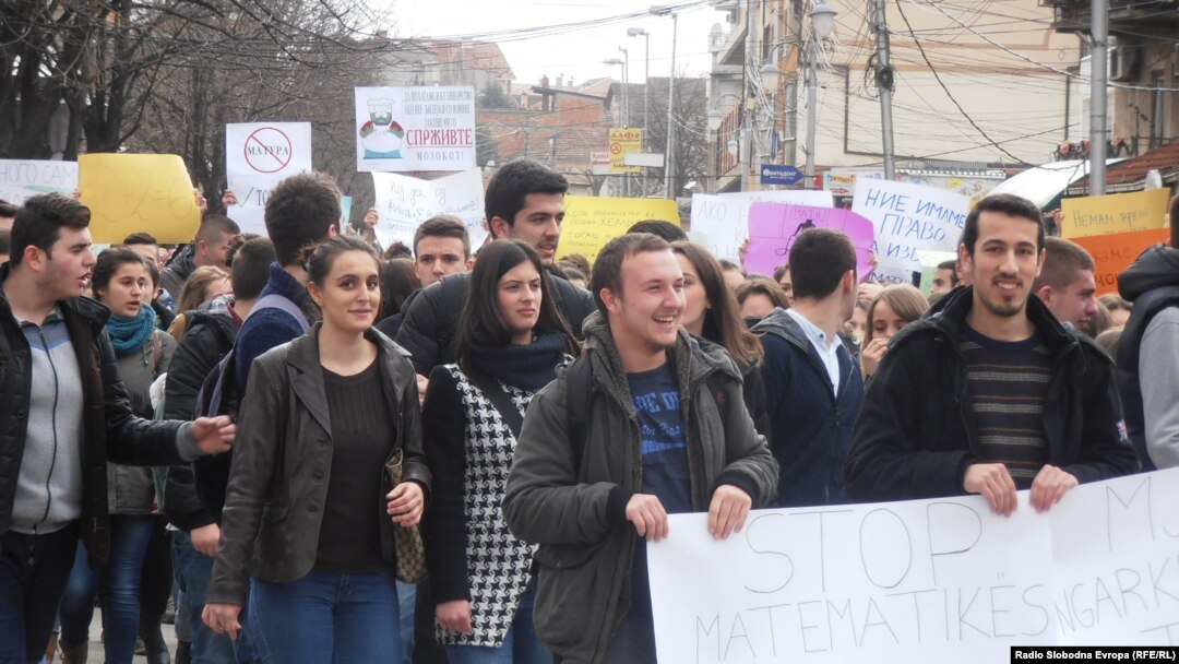 Архивска фотографија - Протест на средношколци во Куманово против задолжително полагање математика на матура.