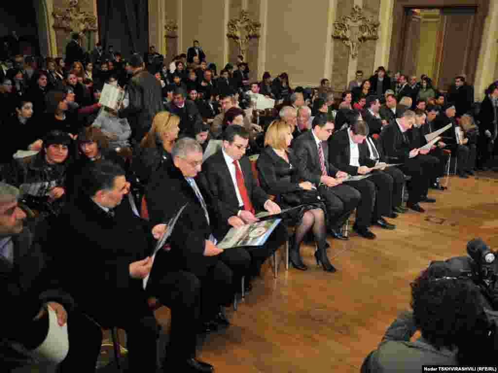 ნოვრუზ ბაირამის საზეიმო კონცერტი რუსთაველის თეატრში - საქართველოში მცხოვრები ეთნიკური აზერბაიჯანელები ნოვრუზ ბაირამს აღნიშნავენ. დღესასწაული კულმინაციას 21 მარტს - გაზაფხულის ბუნიობის დროს აღწევს. ტრადიციულად დღესასწაულის აღნიშვნა რამდენიმე კვირით ადრე იწყება. ამ მხრივ გამონაკლისი არც თბილისია, სადაც საზეიმო კონცერტს რუსთაველის თეატრმა უმასპინძლა.